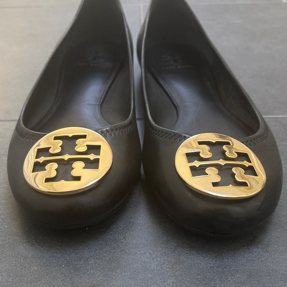 Tory Burch Black Leather Flats with Gold Logo Medallion - Picture 3 of 6